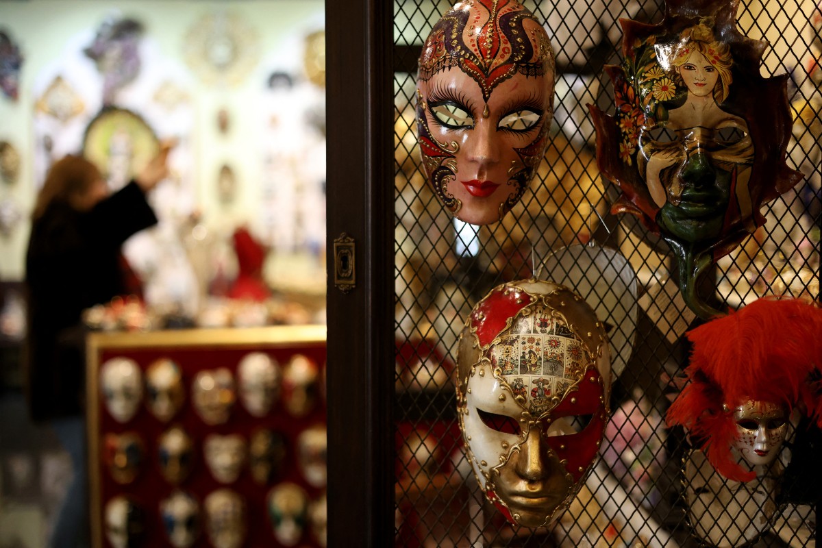 بالصور- ريش ودانتيل وكريستال... محترف في ألبانيا يصنع أقنعة أشهر الكرنفالات العالمية